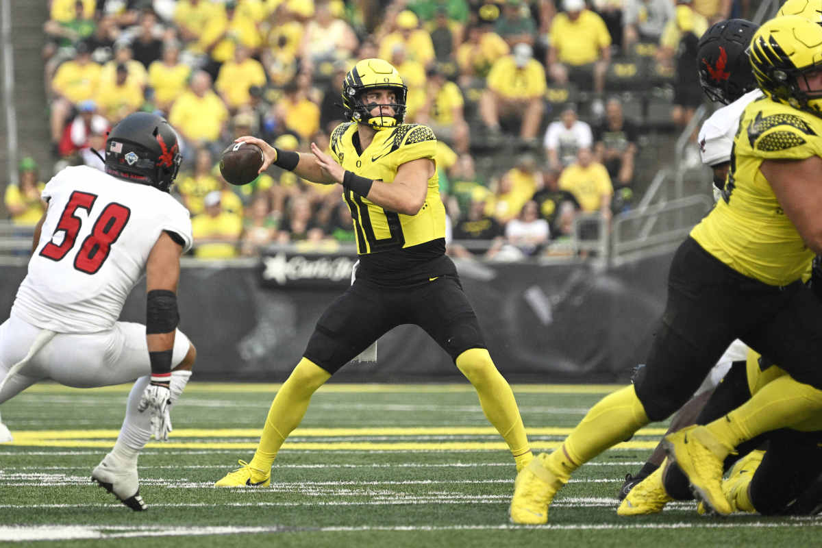 Oregon quarterback Bo Nix loads up for a pass against the Eastern Washington Eagles at Autzen Stadium.